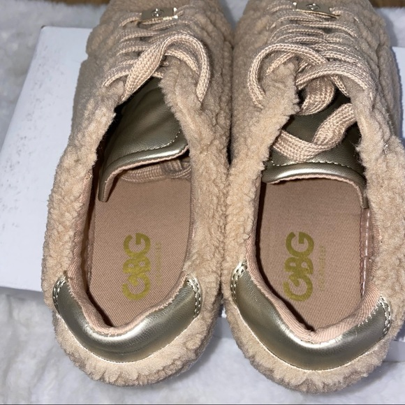 NEW G by Guess Women’s Brown Faux Fur Sneakers 6 M - Picture 5 of 7